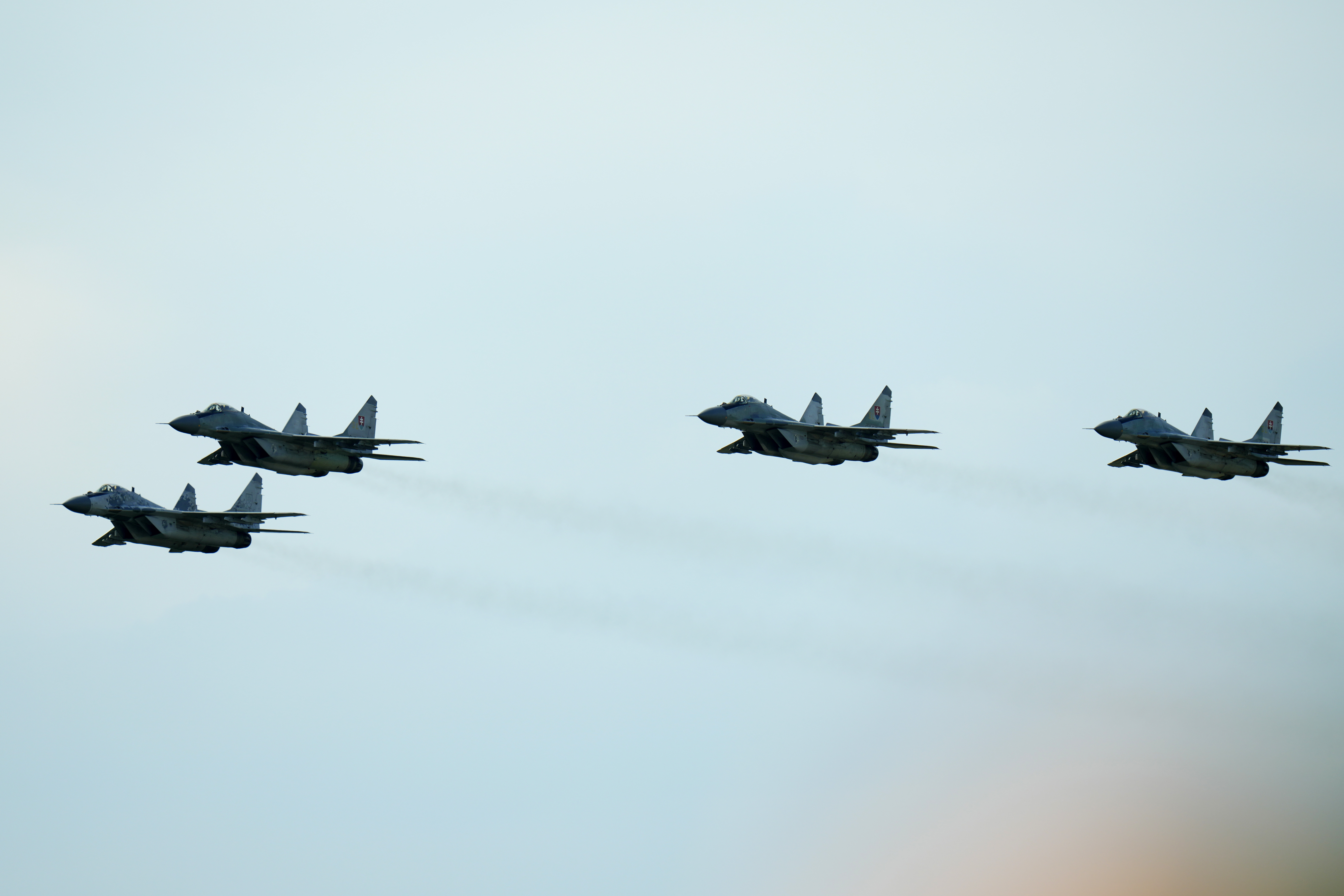 斯洛伐克國防部公布,已經在四月中旬全數交付烏克蘭空軍13架MiG-29戰機。(畫面來源:AP)