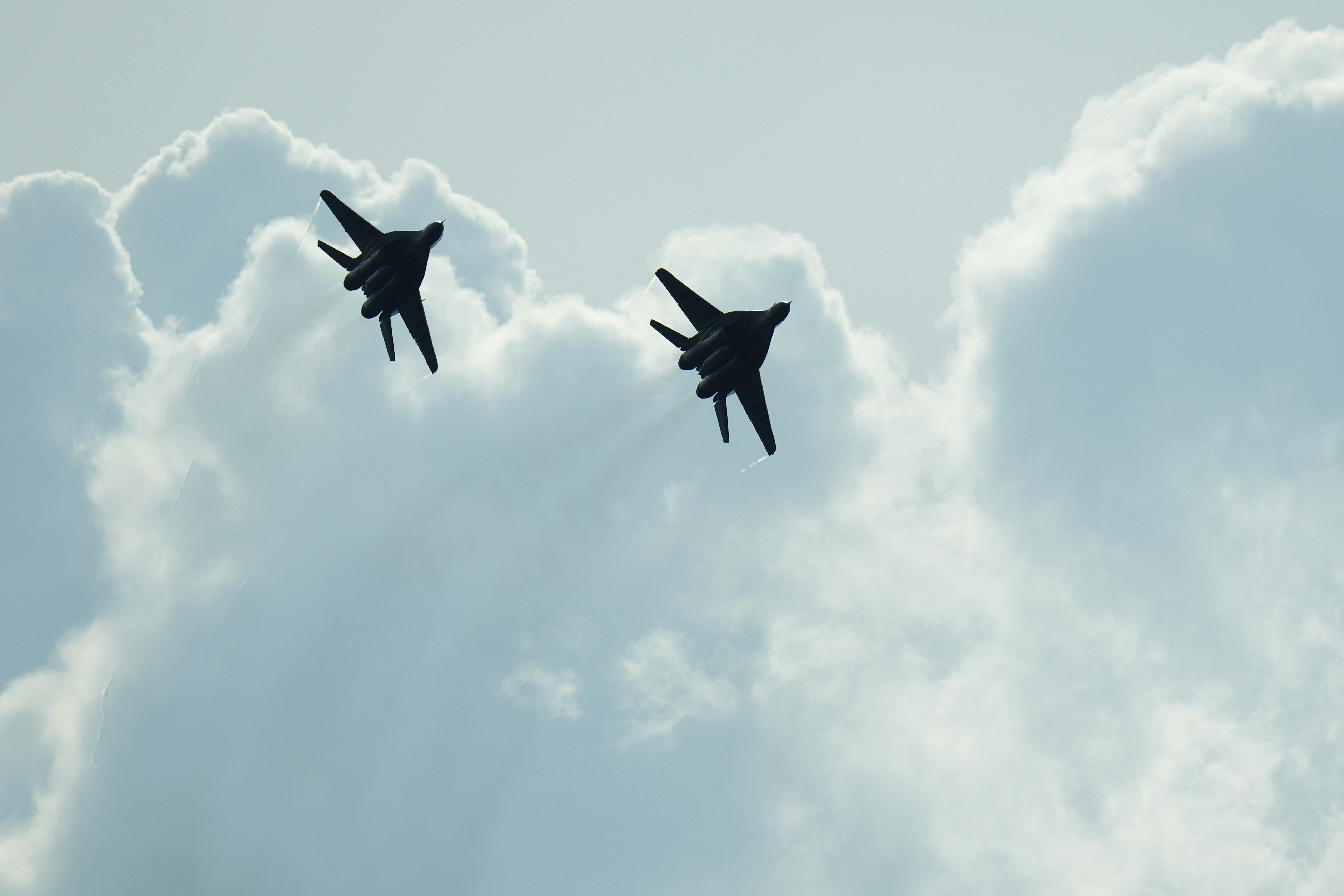 波蘭在濱海城市斯沃維隆基舉行反入侵演習,出動陸海空三軍,檢驗三棲聯合立體作戰成效。(畫面來源:AP)