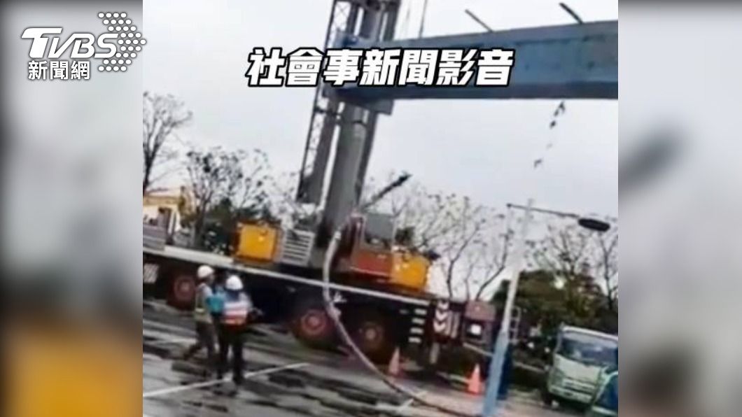 觀音坑溪橋面由七條鋼纜連接橋拱,兩件工安都是在移動第二根鋼纜時,發生意外。(圖/翻攝社會事新聞影音)