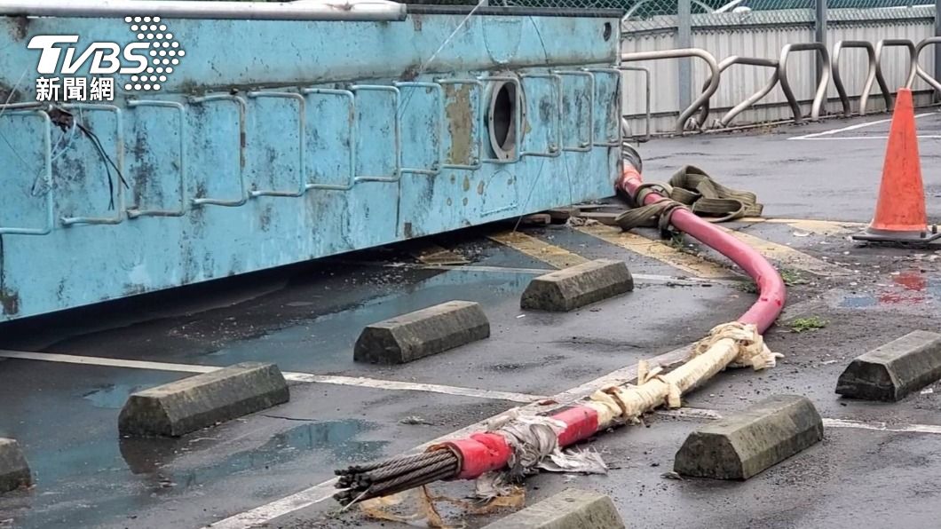 這條鋼纜原本卡死在橋拱洞中,卻在吊掛時突然彈飛傷人。圖/TVBS