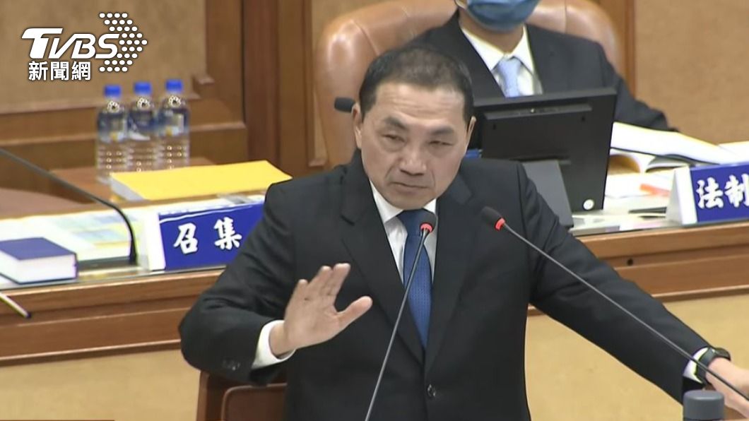 新北市長侯友宜今(26)日赴新北議會進行第四屆第一次定期會施政報告。(圖/TVBS)