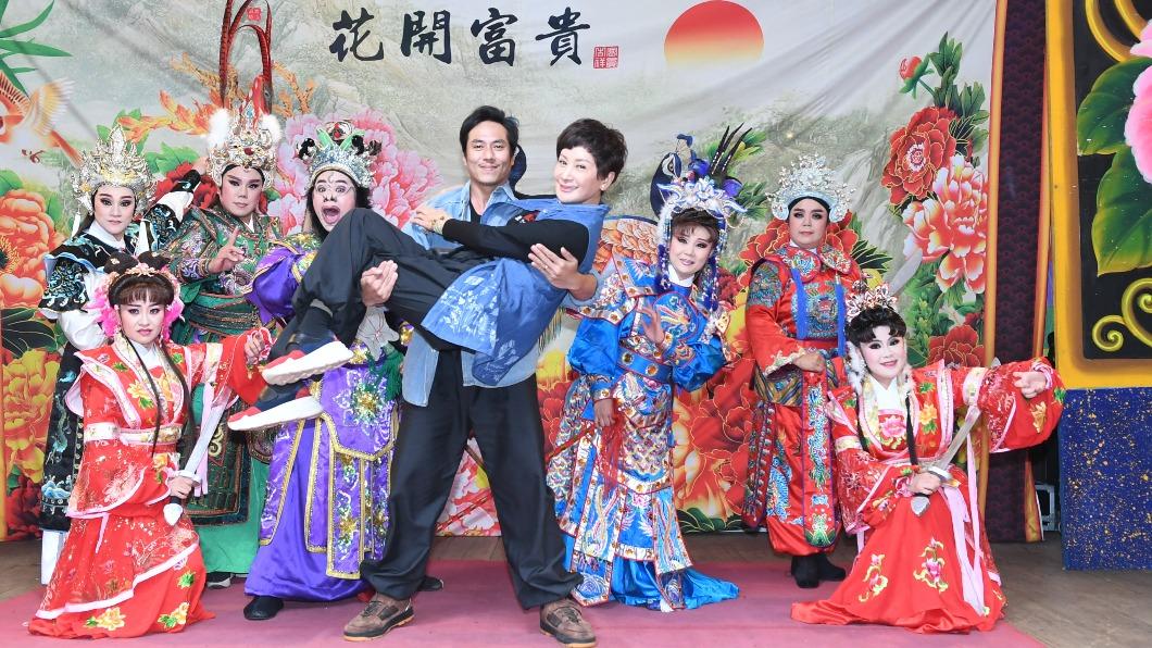 莊凱勛、陳亞蘭劇中飾演夫妻，拍照時突然上演公主抱戲碼。（圖／華視提供）