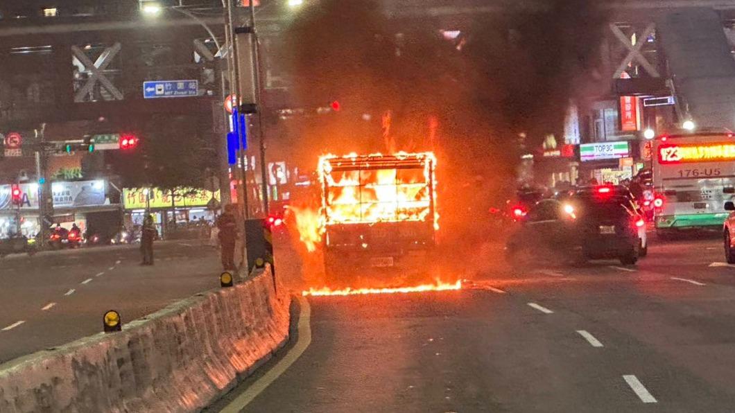 竹圍捷運站附近發生自小貨車自燃案。(圖/警方提供)