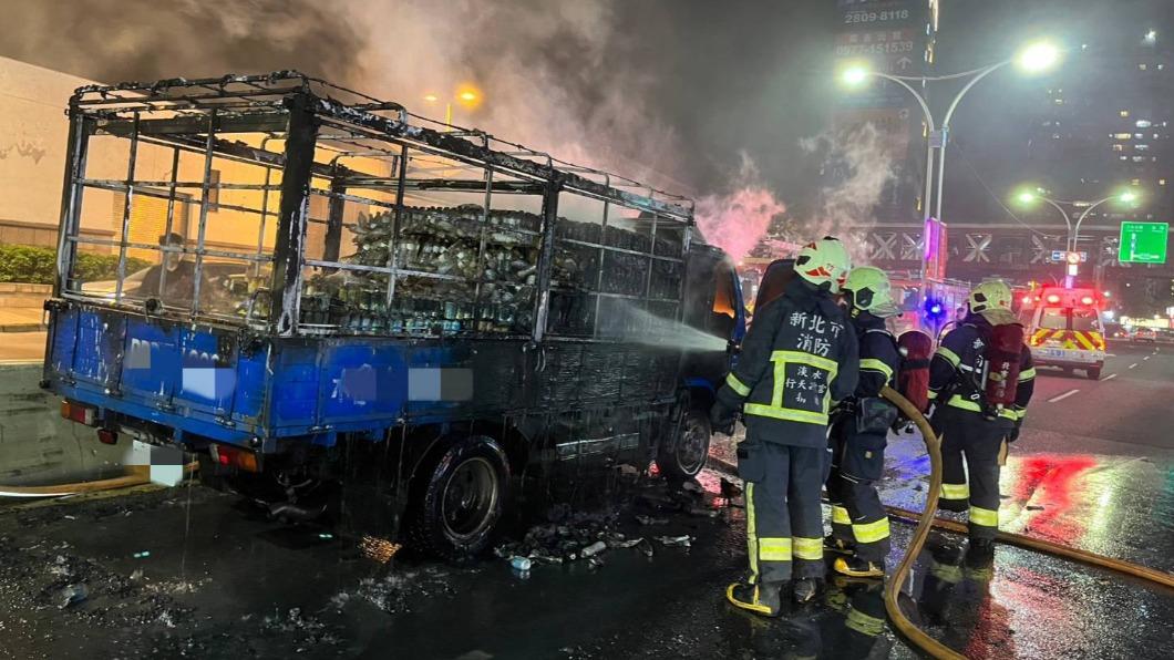 駕駛發現貨車起火後,隨即跳車求助。(圖/警方提供)