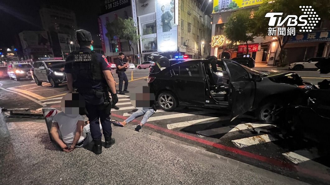 心虛毒蟲虧慘了!買個宵夜撞爛路邊車 害友人也被驗尿