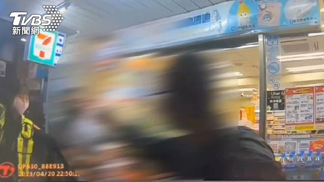 通緝犯躲1個月 因醉嗆超商店員還揮拳「慘被警上銬」