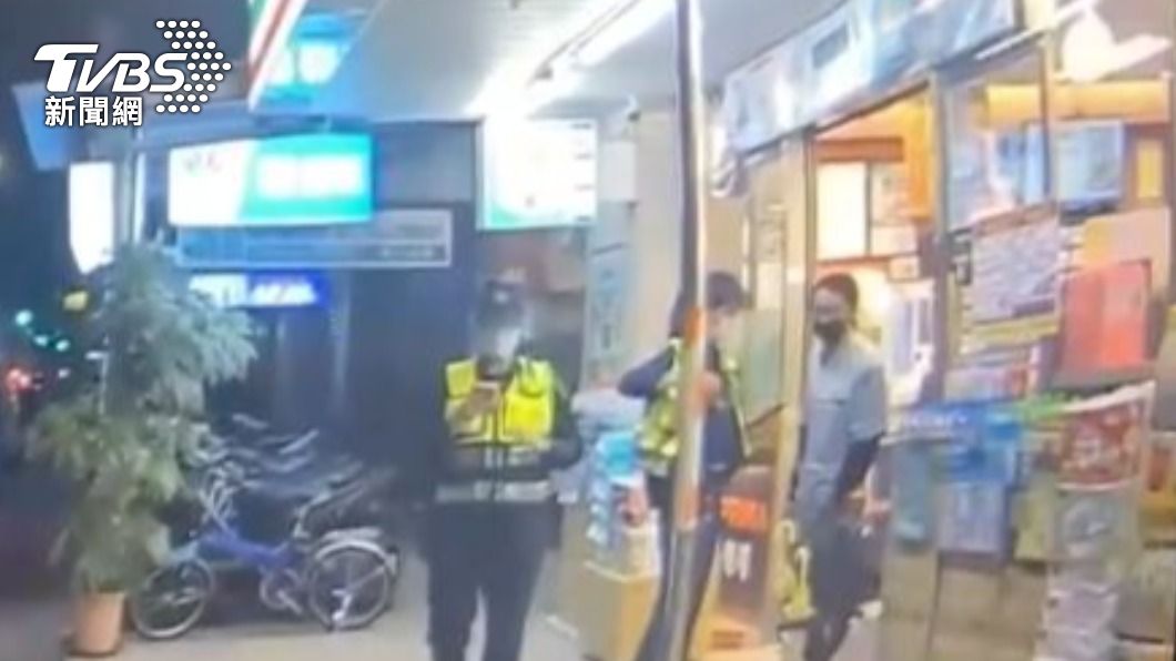 店員和警方說,男子在超商內咆哮影響其他顧客。(圖/TVBS)