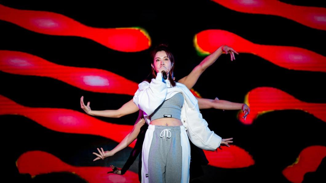 徐懷鈺努力在舞台上表演。(圖/翻攝自徐懷鈺臉書)