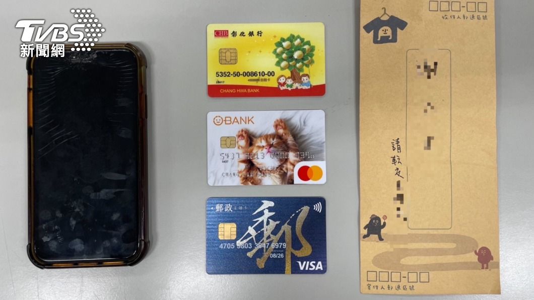 起獲三張被害人的提款卡。(圖/TVBS)