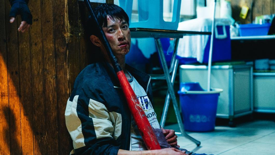 慎入!吳慷仁拿棒球棍街上打人 遭圍毆滿頭是血畫面曝光