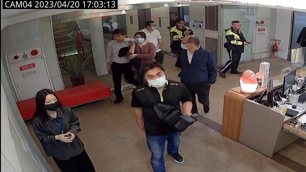泰山表示,4月20日,便服與制服員警十餘人,大陣仗闖入泰山企業,並任意錄影。(圖/泰山提供)