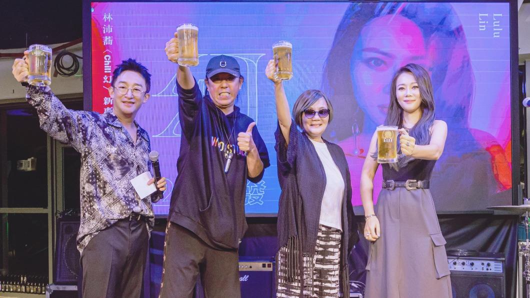 林沛蕎(右起)和媽媽官靈芝、DJ大衛及主持人哲緯開心舉杯慶祝。(圖/獨一無二娛樂文化提供)
