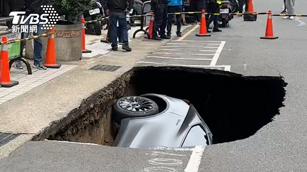 這輛特斯拉才剛交車不到一個月。(TVBS)