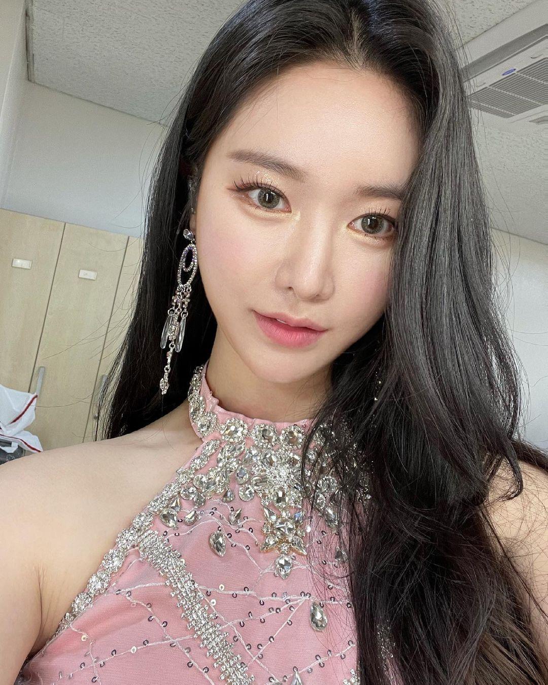 隊長玟瑩預告Brave Girls夏天即將與大家再見面。(圖/翻攝自玟瑩IG)