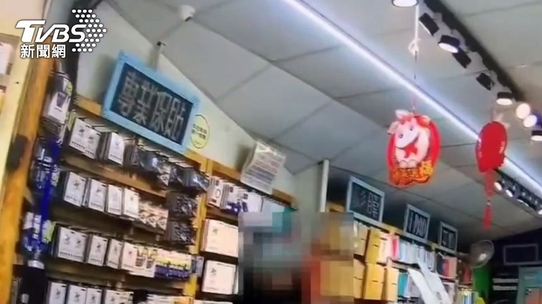事後店員至派出所向女客人道歉。（圖／TVBS）