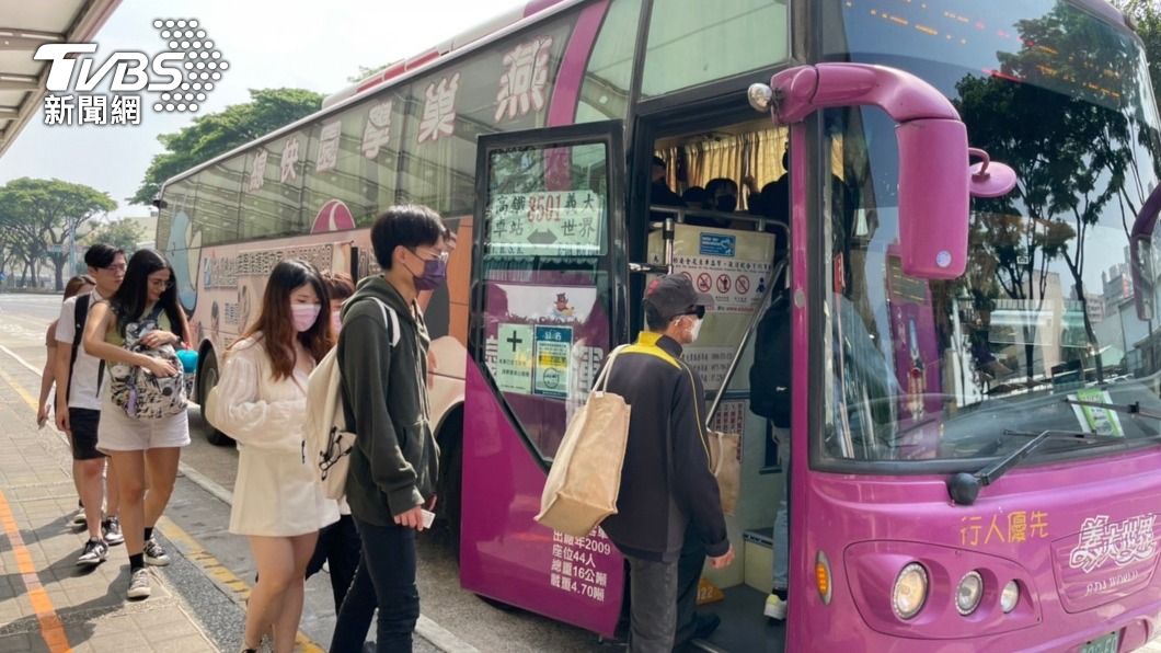 高雄市區399通勤月票開賣首日 民眾直呼:超划算