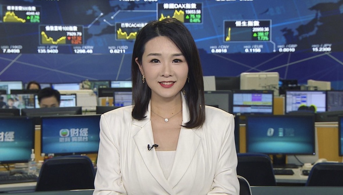 平時播報新聞時，上鏡頭時皆身穿套裝。（圖／翻攝自孫雪棋Gigi Sun IG）