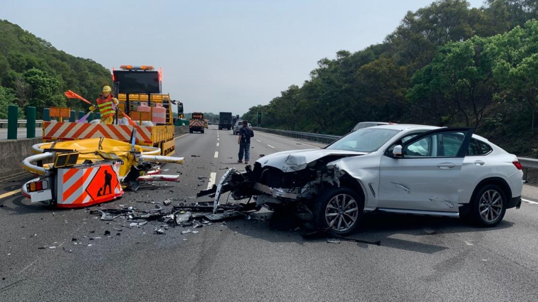 BMW車頭全毀。(圖/翻攝自車友爆料中心)
