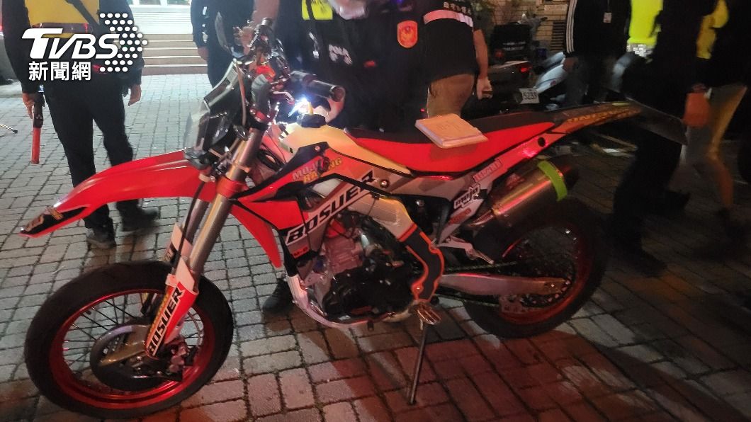 車主臉綠了!騎「陸製」零件拼裝機車炸街 吞1萬6罰單