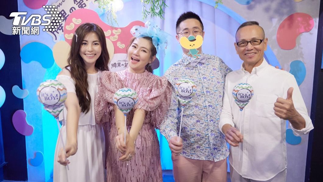 Selina（左二）笑說寶寶性別揭曉後，最開心的就是任爸（右）。（圖／翻攝自Selina臉書）