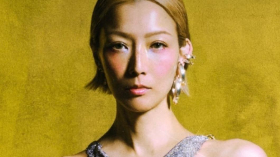 50歲鄭秀文驚人狀態曝!性感露臀、只遮「三角重點部位」