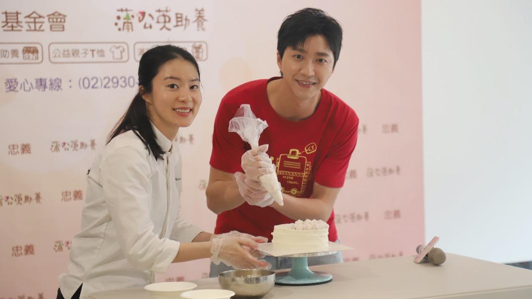 江宏傑（右）在甜點師協助下，為保育媽媽製作母親節蛋糕。（圖／忠義基金會提供）