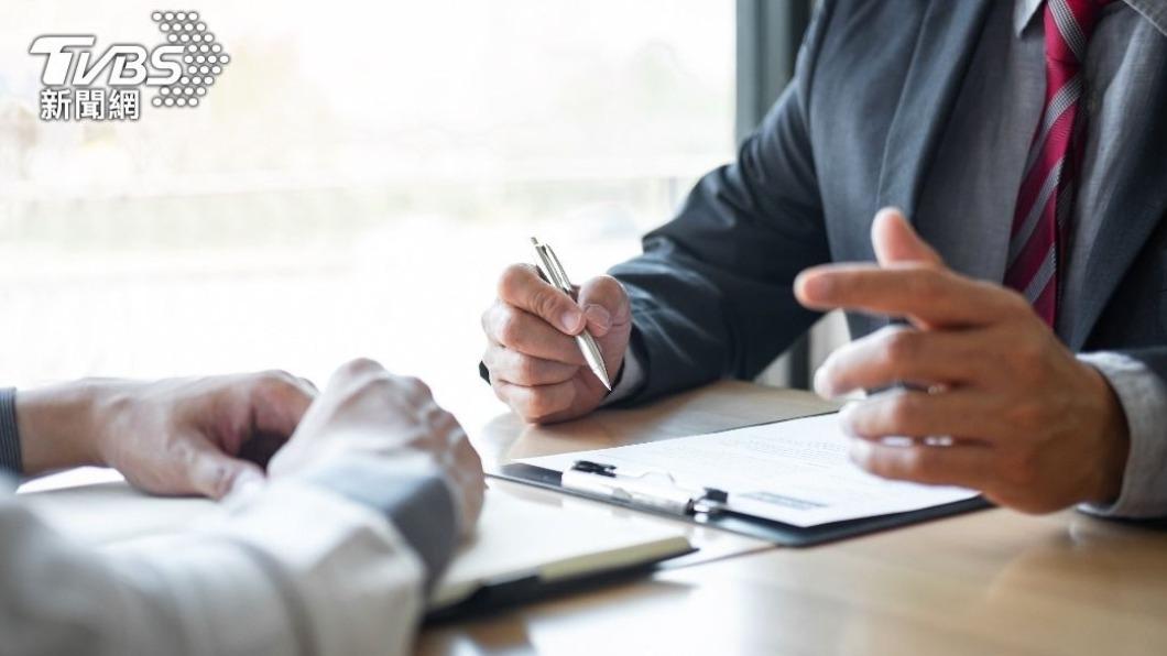 有碩士畢業的網友表示,老闆也給他開4萬2千元。(示意圖/shutterstock達志影像)