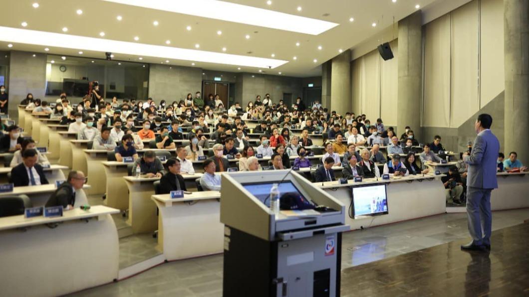 郭台銘走進校園與學子對談。(圖/翻攝自郭台銘臉書)