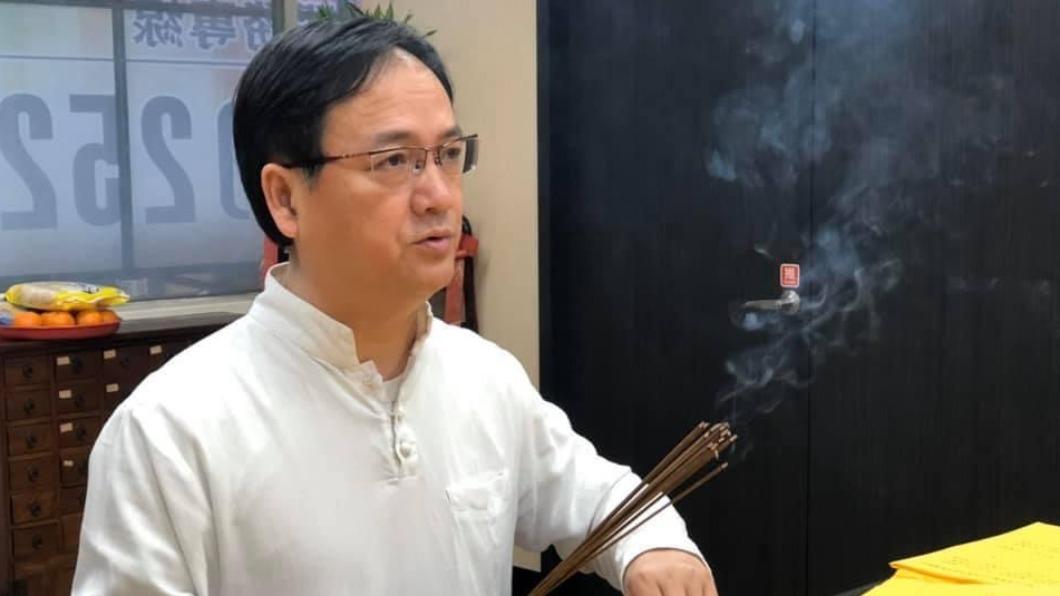 江柏樂在接受媒體訪問時,點名5生肖在中秋過後恐有血光之災。(圖/翻攝自江柏樂臉書)