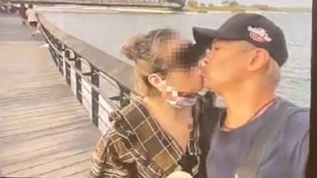 葛斯齊曬出小兵激吻金髮妹的照片。(圖/翻攝自葛斯齊臉書)