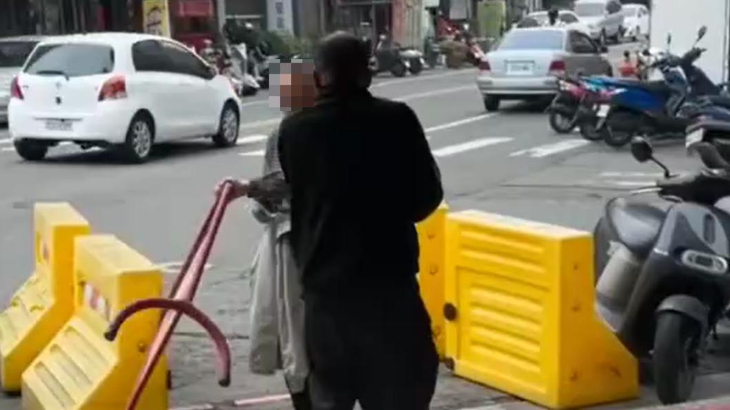阿伯還把告示牌歸位。(圖/翻攝自社會事新聞影音)