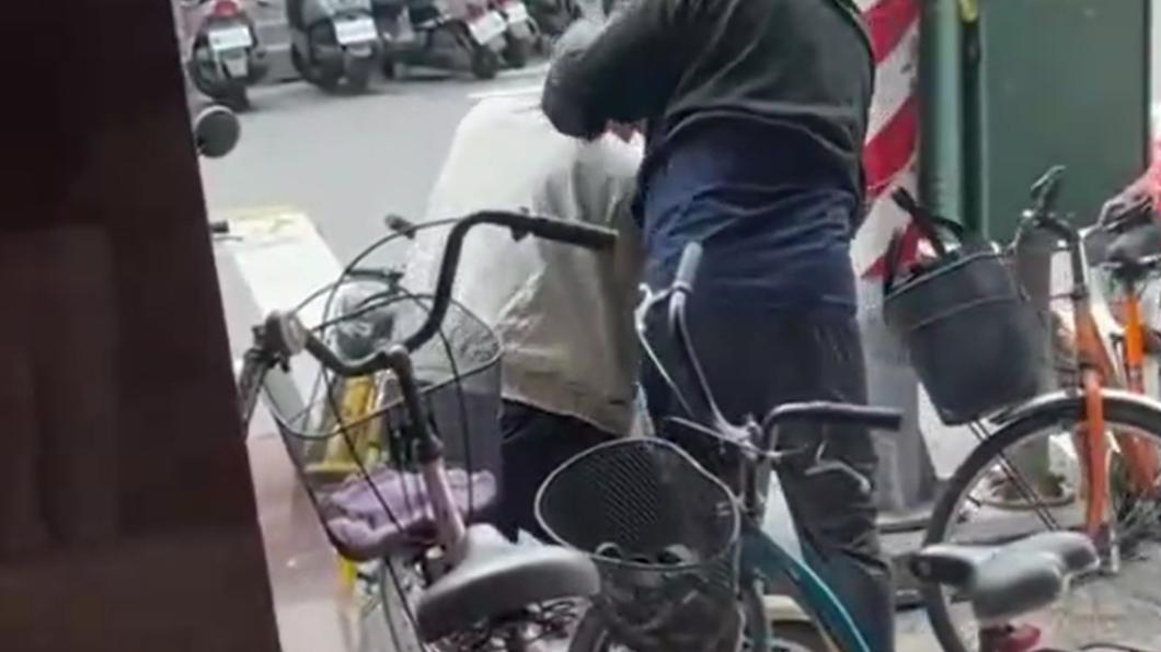 雙方還打進腳踏車中。(圖/翻攝自社會事新聞影音)