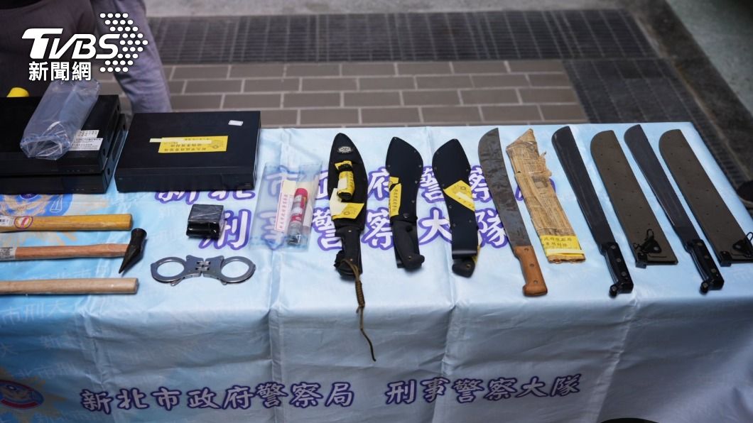 警方查扣刀械、手銬等武器。（圖／TVBS）