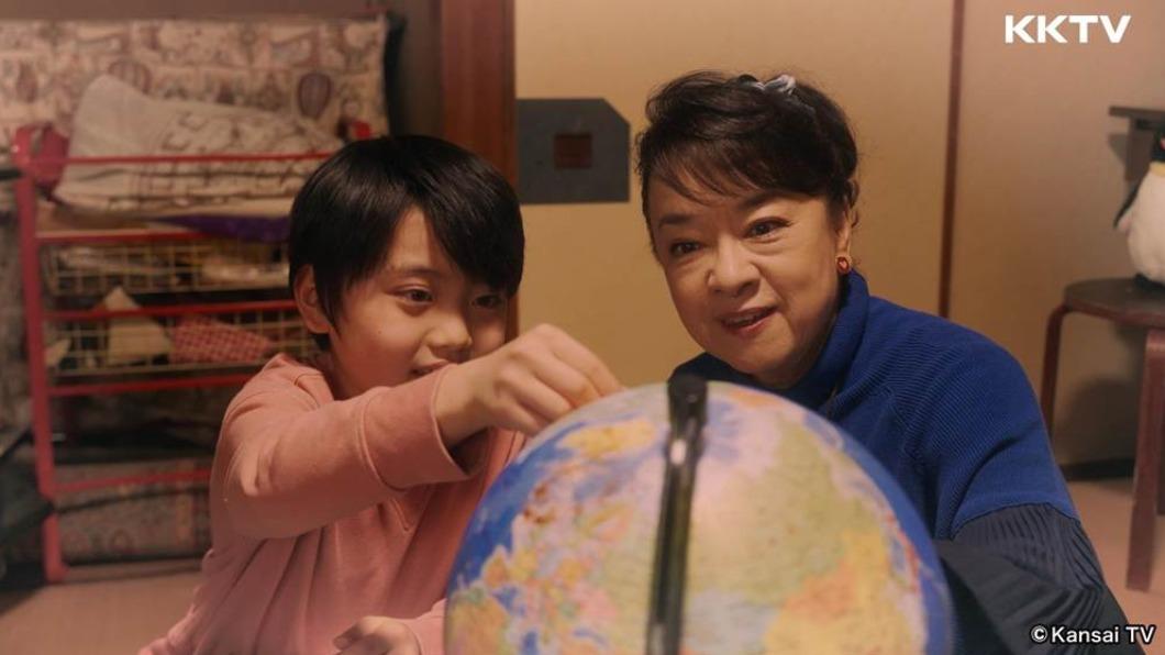 翁倩玉在《全裸開動》中飾演男主角的奶奶。(圖/KKTV)