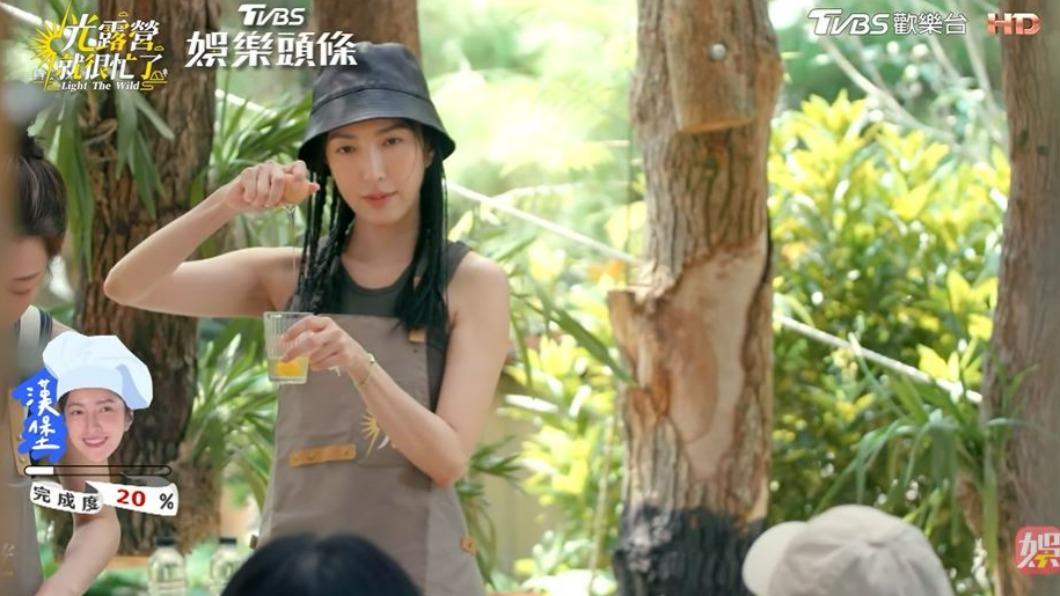 楊謹華示範單手打蛋。(圖/翻攝自《光露營就很忙了》)