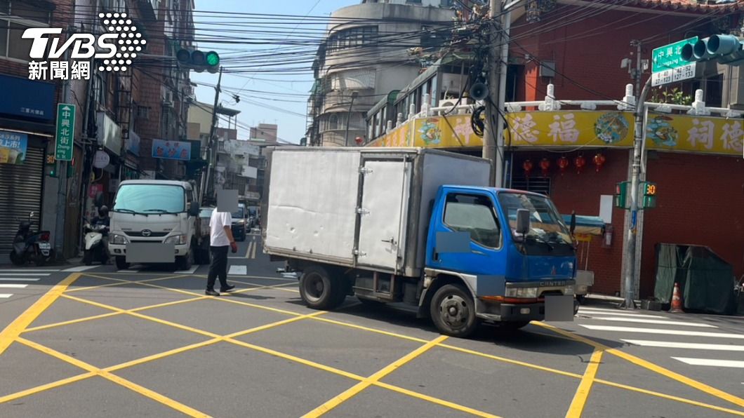 警站巷口處理車禍遭撞傷 貨車駕駛:A柱擋視線