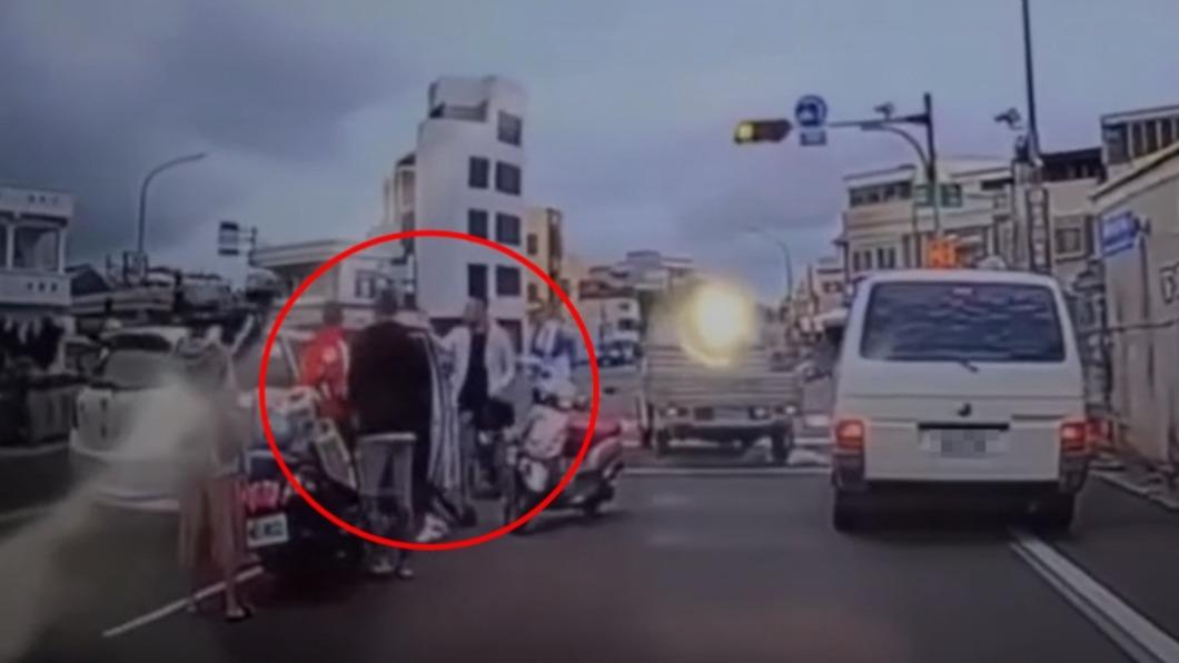 6名惡煞將洪男包圍，並拖下車暴打。（圖／翻攝自爆料公社）