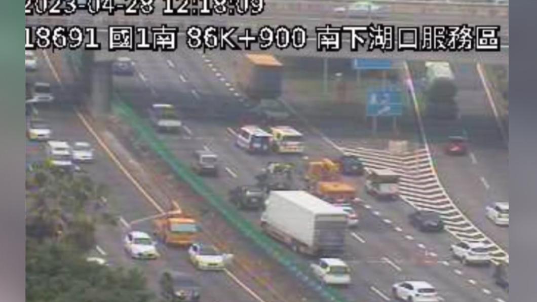 快訊/國1新竹段嚴重車禍 男遭撞飛無心跳送醫搶救
