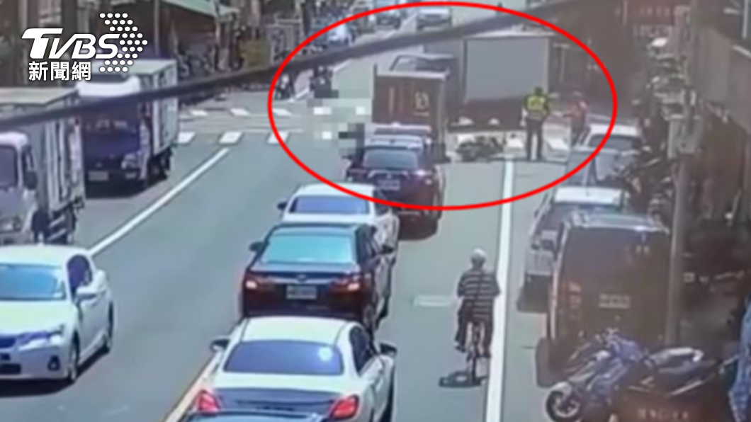 王姓員警站在巷口遭貨車撞擊。（圖／TVBS）