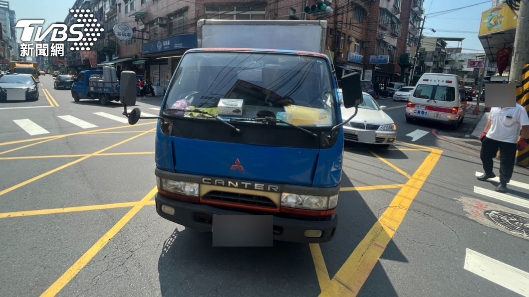 貨車駕駛表示A柱擋住視線。（圖／TVBS）