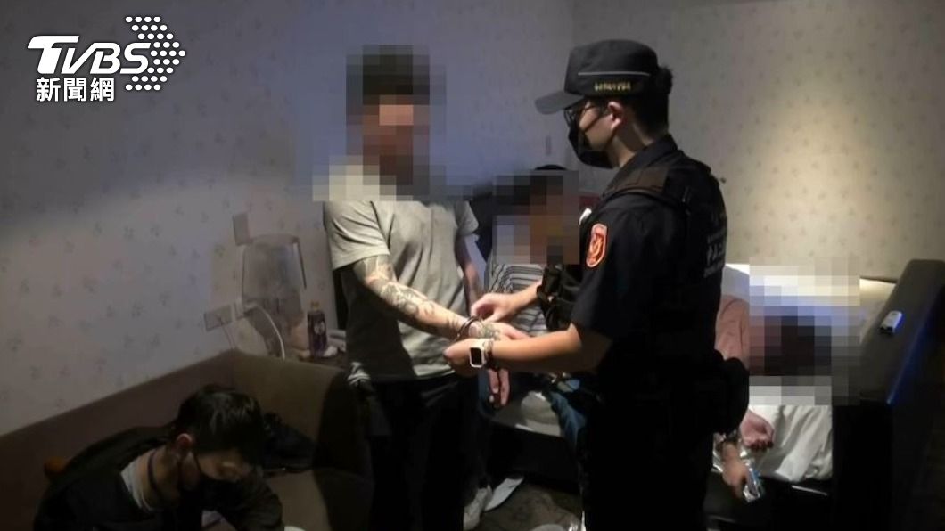 兩名詐騙集團嫌犯對被害人餵毒。（圖／TVBS）