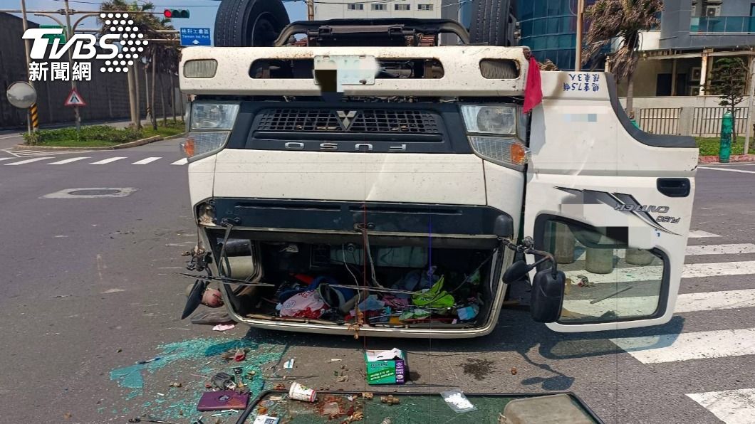 物流車闖紅燈釀禍!大貨車遭猛撞「倒栽蔥」 氮氣鋼瓶掉滿地