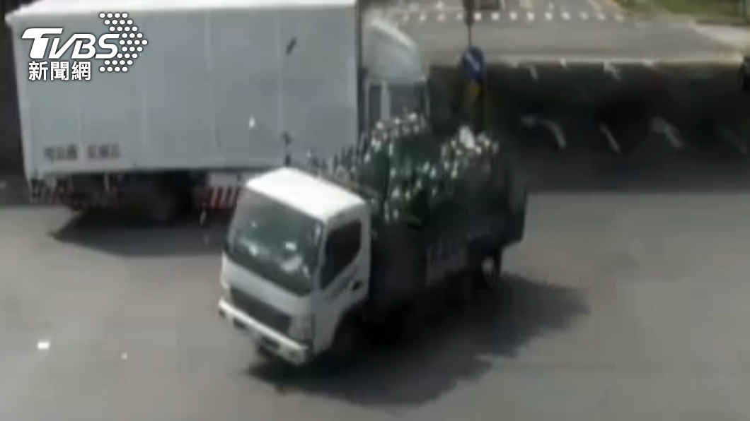有一台大貨車闖紅燈經過，兩車發生碰撞。（圖／警方提供）