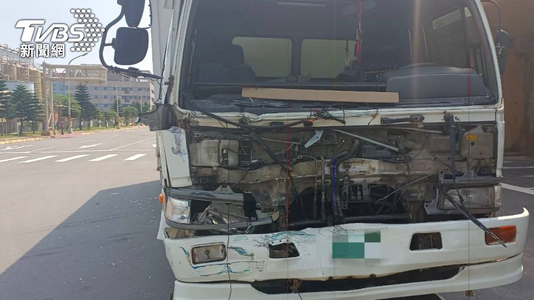 貨車車頭被撞毀。（圖／警方提供）