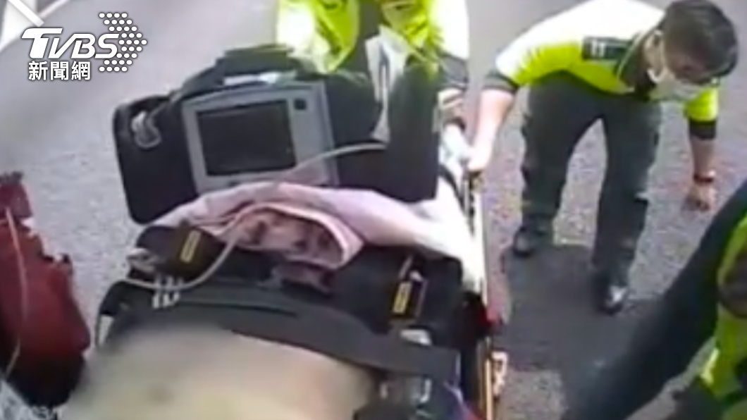 一名男子不明原因跑到北上車道遭撞飛。(圖/警方提供)