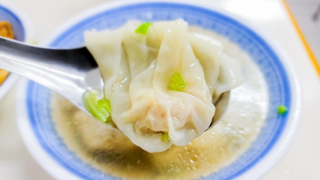 餛飩湯必點,湯頭清甜、餛飩皮薄餡香。(圖/小佳的幻想世界提供)