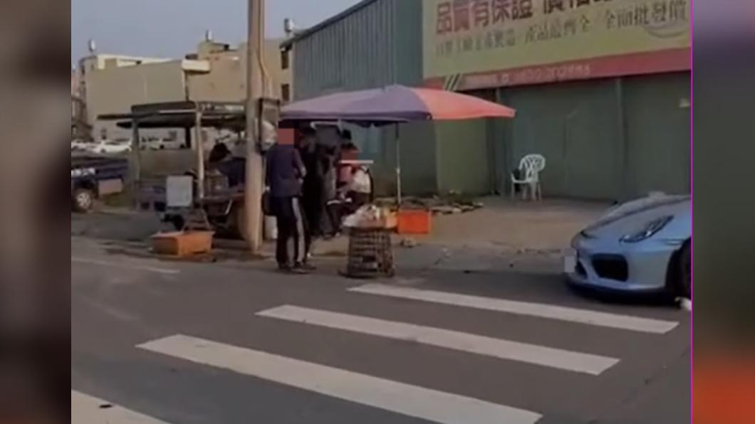 洪姓攤商疑似不滿車子違停而擋到生意。(圖/翻攝自記者爆料網)