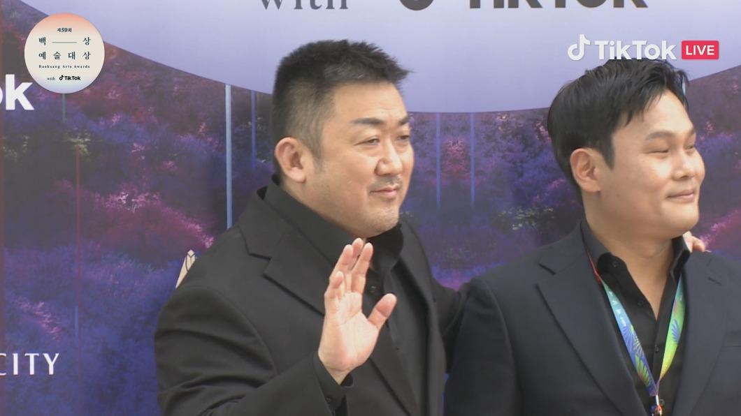 馬東石以全黑西裝亮相。(圖/翻攝自TikTok)