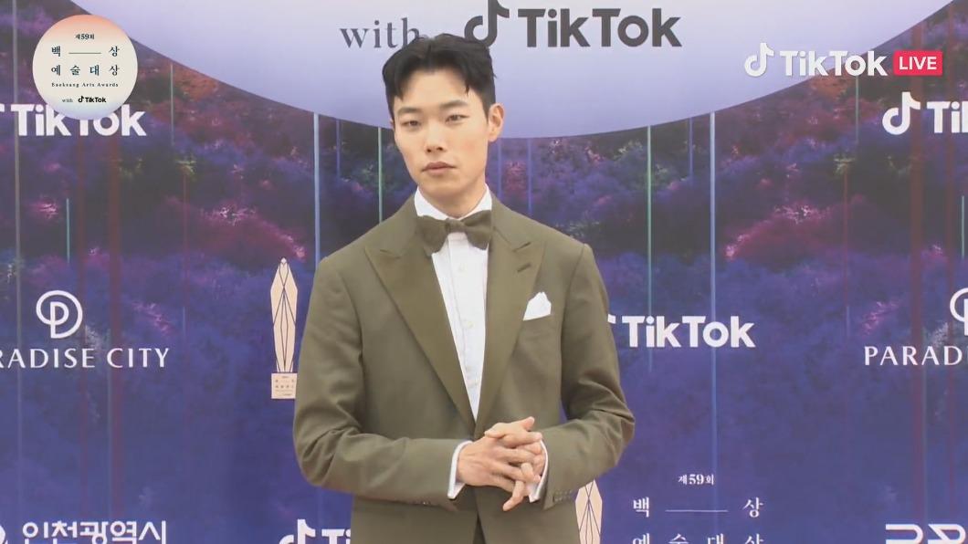 柳俊烈以特殊軍綠西裝亮相。(圖/翻攝自TikTok)