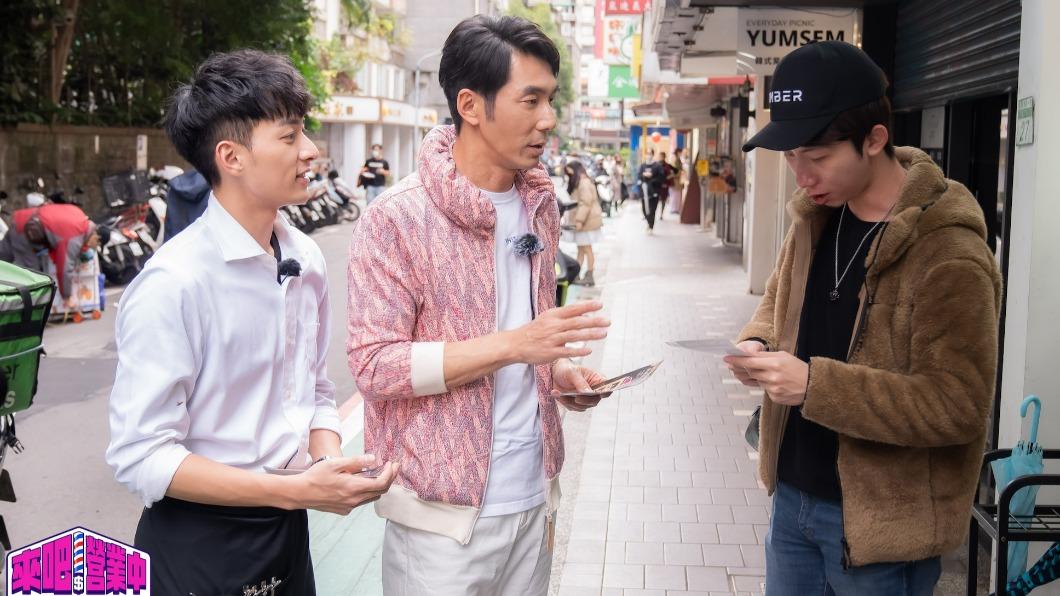 李李仁(中)與鍾岳軒(左)一起上街拉客。(圖/TVBS)
